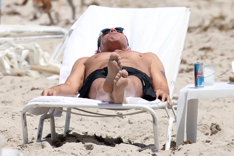 ORIGINALNI VUK S WALL STREETA UŽIVAO U POGLEDU NA SEKSI GUZE: Cijela plaža okretala se za 'bombama' koje su se sunčale s njim