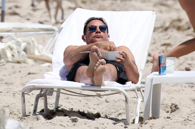 ORIGINALNI VUK S WALL STREETA UŽIVAO U POGLEDU NA SEKSI GUZE: Cijela plaža okretala se za 'bombama' koje su se sunčale s njim