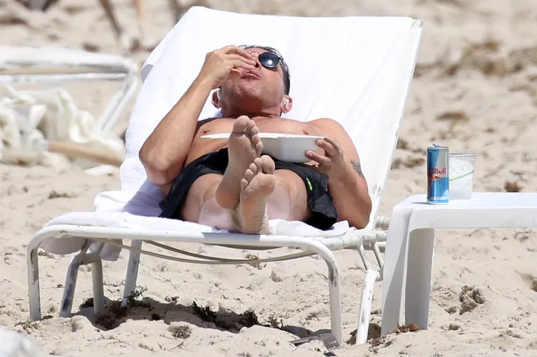 Američki autor je nakon vrućeg poziranja nastavio upijati sunce.