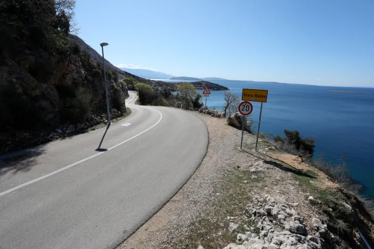 Ovo je mjesto prometne nesreće kod Stare Ba&scaron;ke u kojoj su poginula dvojica 18-godi&scaron;njaka