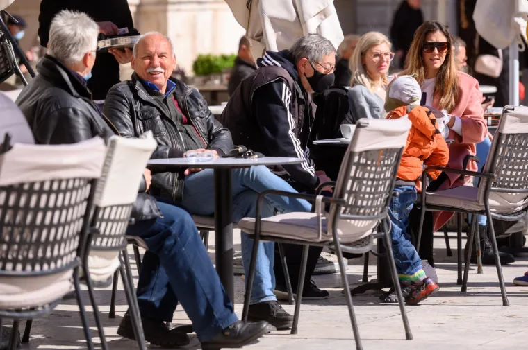 U Zadarskoj županiji maske su obavezne i vani, ali Zadrane to ne brine previ&scaron;e: Evo kako je grad izgledao danas