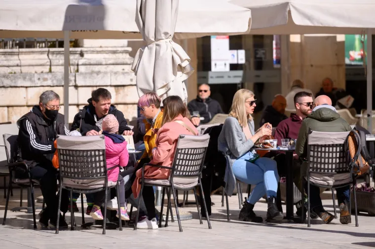 U Zadarskoj županiji maske su obavezne i vani, ali Zadrane to ne brine previ&scaron;e: Evo kako je grad izgledao danas