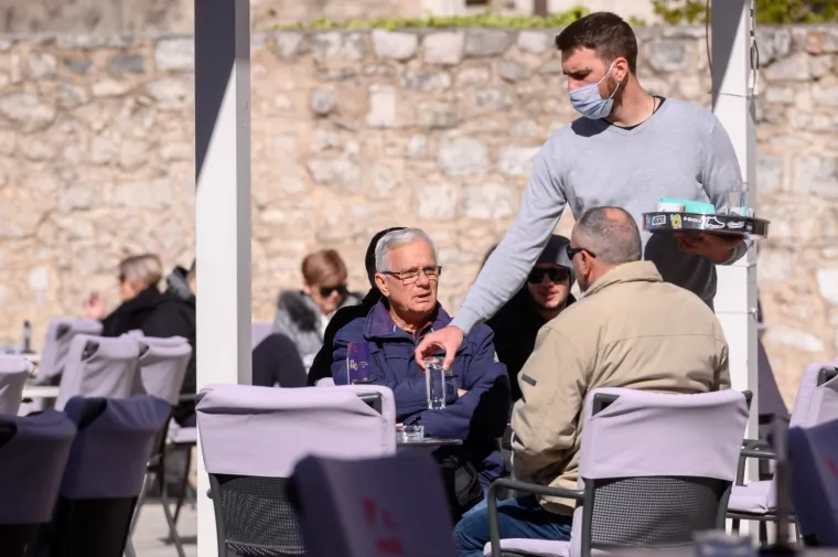 U Zadarskoj županiji maske su obavezne i vani, ali Zadrane to ne brine previ&scaron;e: Evo kako je grad izgledao danas