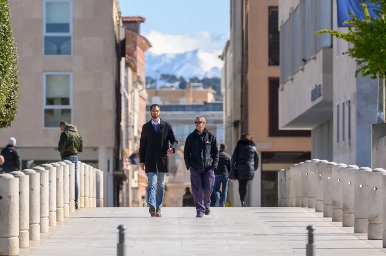 U Zadarskoj županiji maske su obavezne i vani, ali Zadrane to ne brine previ&scaron;e: Evo kako je grad izgledao danas