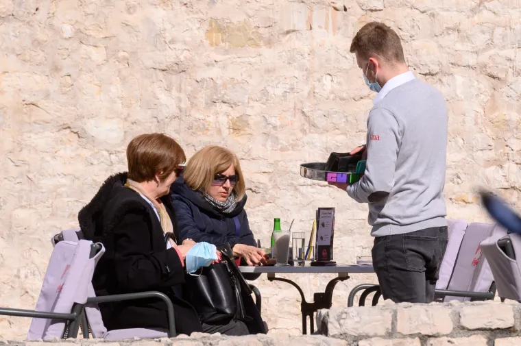 U Zadarskoj županiji maske su obavezne i vani, ali Zadrane to ne brine previ&scaron;e: Evo kako je grad izgledao danas