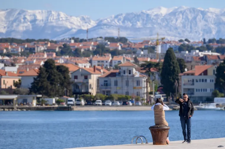 U Zadarskoj županiji maske su obavezne i vani, ali Zadrane to ne brine previ&scaron;e: Evo kako je grad izgledao danas