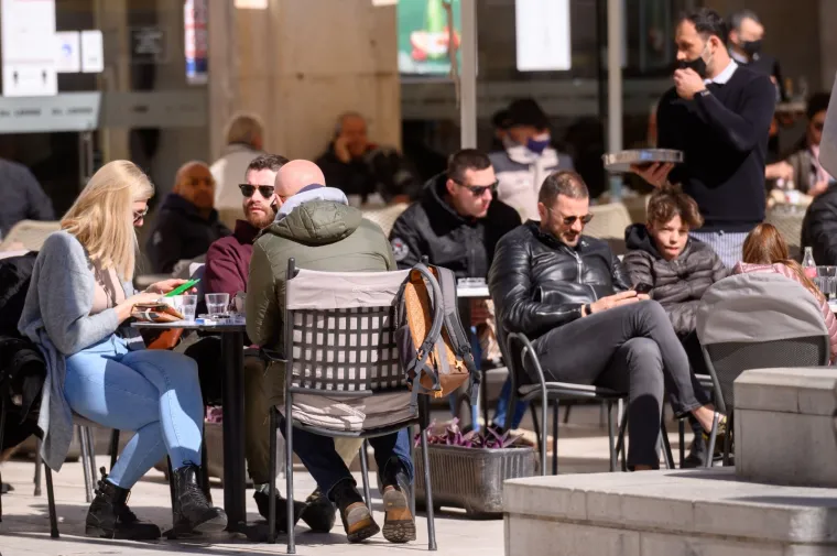 U Zadarskoj županiji maske su obavezne i vani, ali Zadrane to ne brine previ&scaron;e: Evo kako je grad izgledao danas