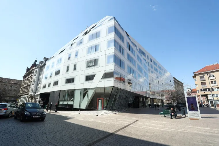 Policija se nalazi ispred stana u Ban centru kojeg je Kovačević navodno primio kao mito