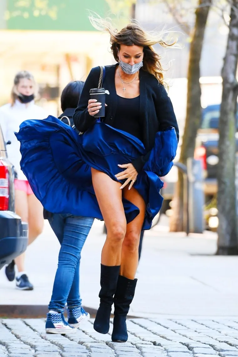 Bivša manekenka i reality zvijezda Kelly Bensimon (52) taman si je kupila kavu u jednom kafiću u New Yorku kada su je paparazzi uhvatili u vrlo nezgodnom trenutku. Naime, ona je doživjela svoj "Marilyn Monroe trenutak" iz kultnog filma "Sedam godina vjernosti" kada joj je vjetar podignuo suknju. Foto: Profimedia