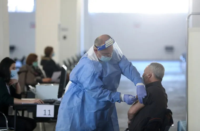 MASOVNO CIJEPLJENJE NA ZAGREBAČKOM VELESAJMU: Cijepi se AstraZenecom, a za danas je naručeno 1500 ljudi