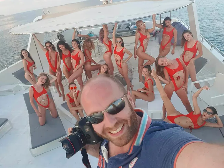 Nakon što je u javnost procurila snimka 15 golih djevojaka koje se zabavljaju na balkonu jednog nebodera u četvrti Marina u Dubaiju, policija je uhitila skupinu žena.