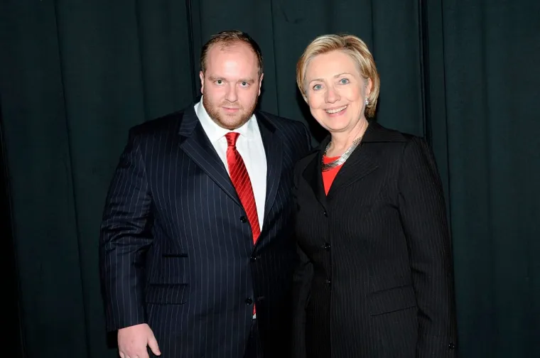 Ovaj plejboj veća je faca nego što se mislilo. Procurile su njegove fotografije s bivšim američkim predsjednikom Barackom Obamom, bivšom predsjedničkom kandidatkinjom Hillary Clinton, glumcem Sylvesterom Stalloneom...