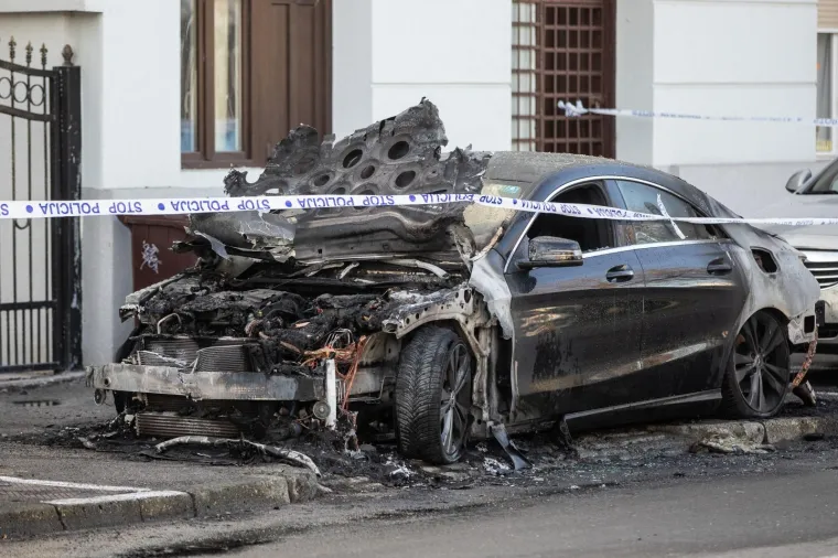 Probudila ih je buka jer je Mercedes na parkirali&scaron;tu gorio usred noći