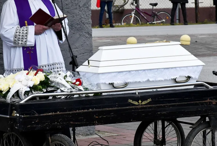 POGREB TRAGIČNO PREMINULE DJEVOJČICE: Tako mali mrtvački lijes te&scaron;ko koga neće dirnuti