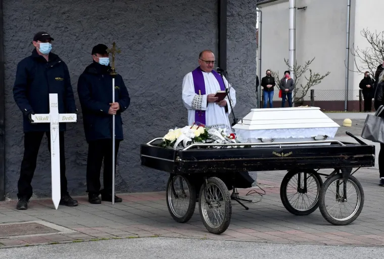 POGREB TRAGIČNO PREMINULE DJEVOJČICE: Tako mali mrtvački lijes te&scaron;ko koga neće dirnuti