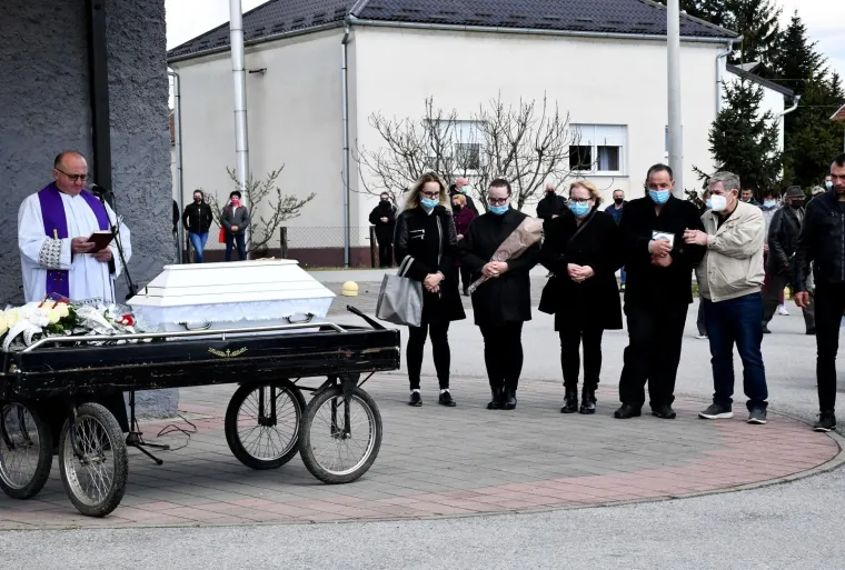 POGREB TRAGIČNO PREMINULE DJEVOJČICE: Tako mali mrtvački lijes te&scaron;ko koga neće dirnuti
