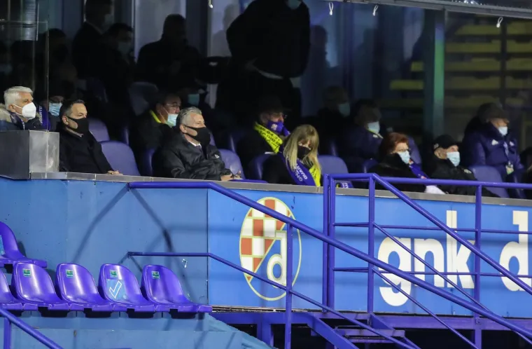 Biv&scaron;i trener Dinama Zoran Mamić do&scaron;ao je na Maksimir pogledati utakmicu s Villarrealom, potvrdio je Ivica Blažičko u prijenosu utakmice. U loži su pak snimljeni predsjednik HNS-a Davor &Scaron;uker i izvr&scaron;ni direktor Saveza Marijan Kustić.