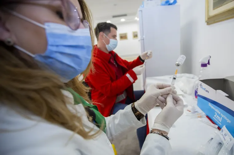 Masovno cijepljenje napokon je počelo i u Mostaru: Odaziv građana je velik