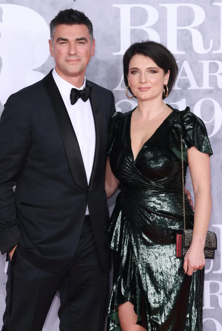 Dukagjin Lipa, 52-godi&scaron;nji otac popularne pjevačice Due Lipe, nova je zvijezda dru&scaron;tvenih mreža, i to zbog svog atraktivnog izgleda.
Na Instagramu ga prati gotovo 245.000 korisnika, a uglavnom se radi o ženama kojima je tiha patnja. Dukagjin je već 26 godina u braku s Anesom Lipom s kojom ima dvije kćeri i sina.