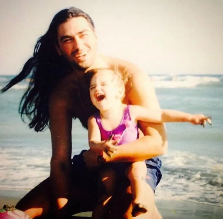 Ponosni tata ne skriva koliko je ponosan na uspjeh svoje kćeri Due, ali ni koliko voli svoju suprugu Anesu.