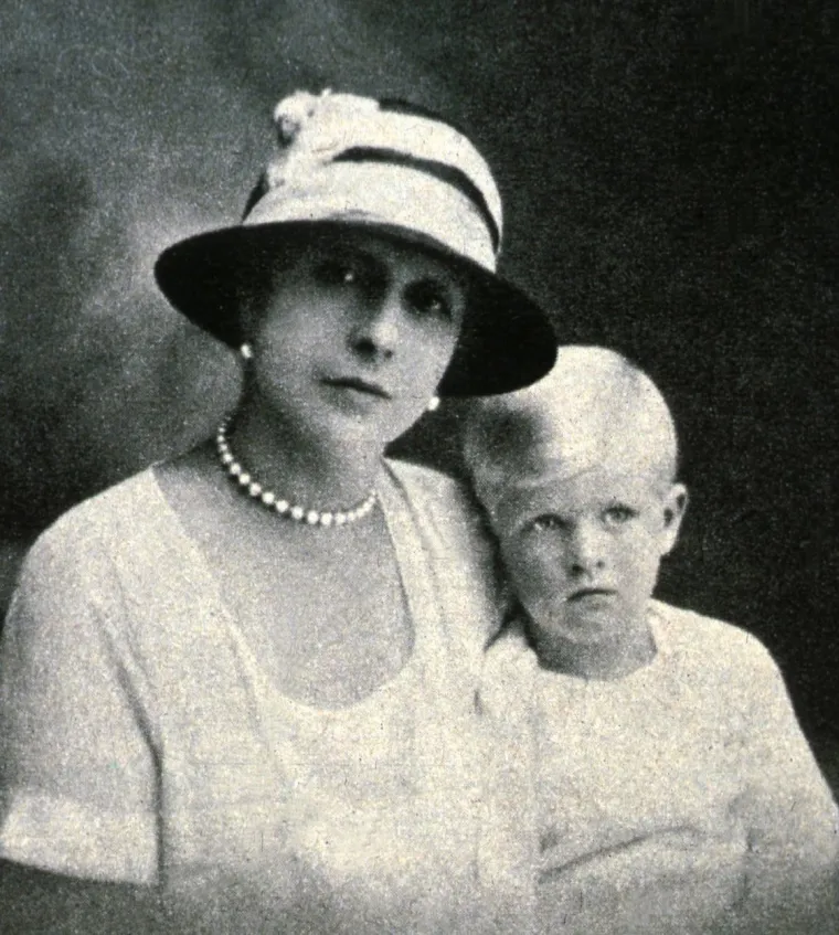 Princ Philip kao dijete sa svojom majkom grčkom princezom Alisom (Profimedia))