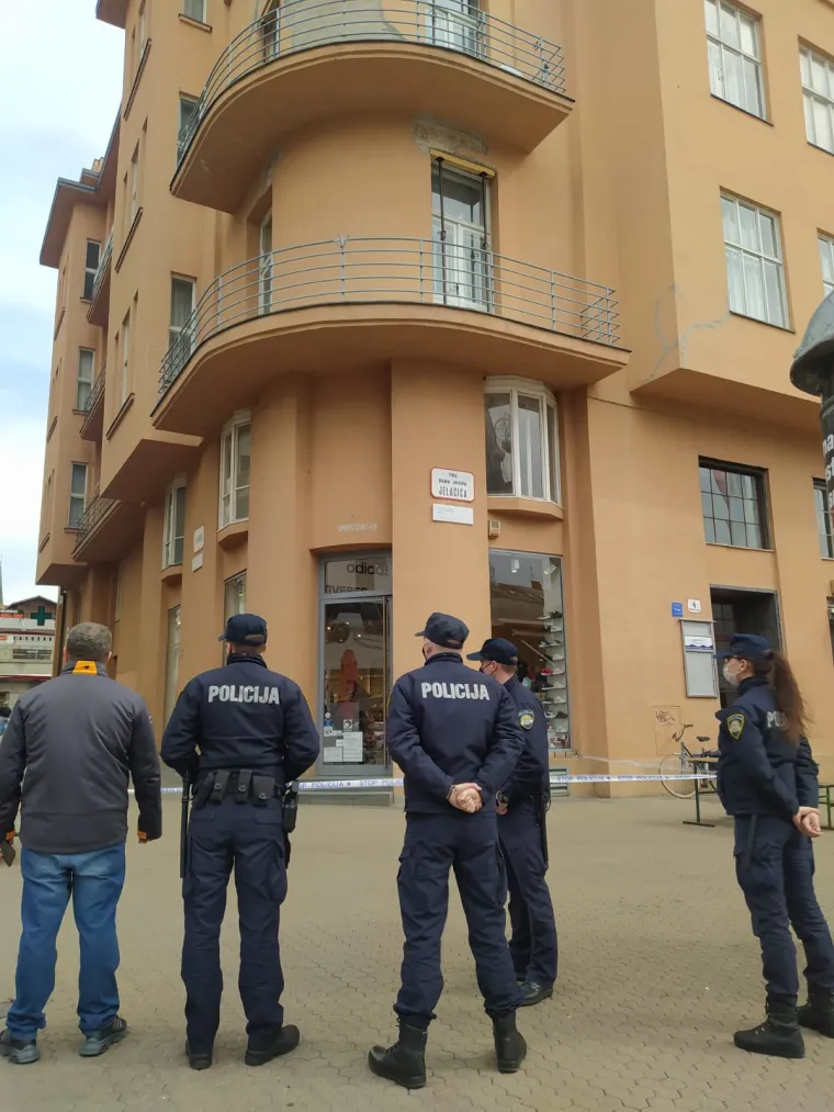 Na Trgu bana Jelačića na čovjeka pao metalni dio sa zgrade! Prevezen je u bolnicu