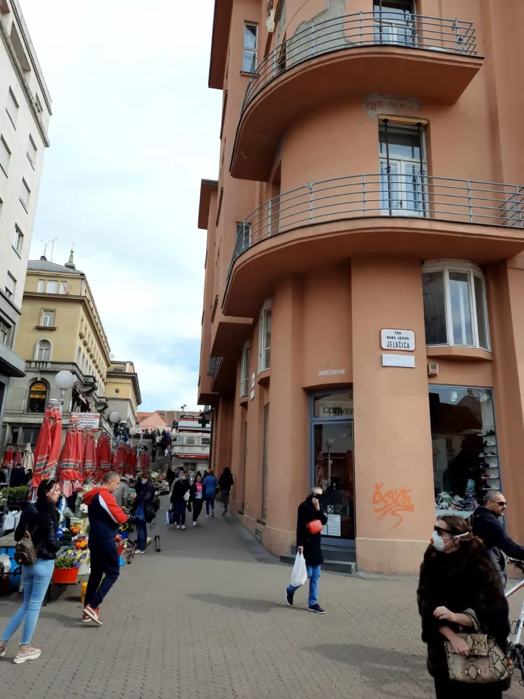 Na Trgu bana Jelačića na čovjeka pao metalni dio sa zgrade! Prevezen je u bolnicu