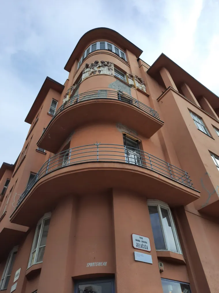 Na Trgu bana Jelačića na čovjeka pao metalni dio sa zgrade! Prevezen je u bolnicu