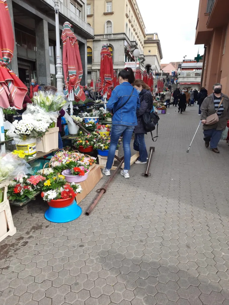 Na Trgu bana Jelačića na čovjeka pao metalni dio sa zgrade! Prevezen je u bolnicu