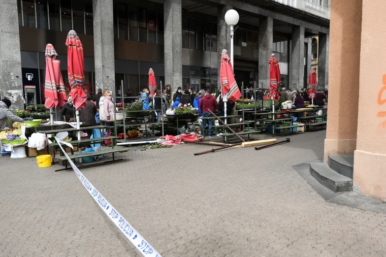 Na Trgu bana Jelačića na čovjeka pao metalni dio sa zgrade! Prevezen je u bolnicu