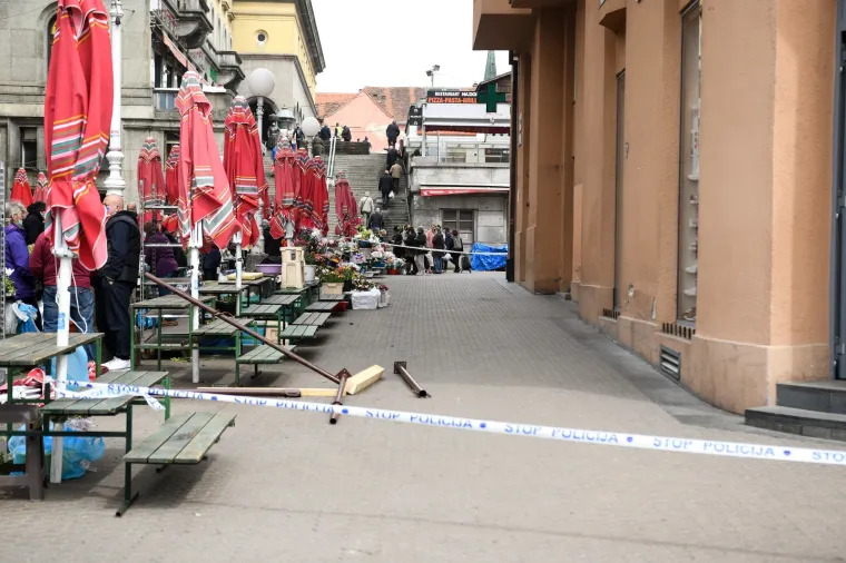 Na Trgu bana Jelačića na čovjeka pao metalni dio sa zgrade! Prevezen je u bolnicu