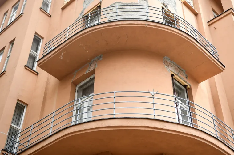 Na Trgu bana Jelačića na čovjeka pao metalni dio sa zgrade! Prevezen je u bolnicu