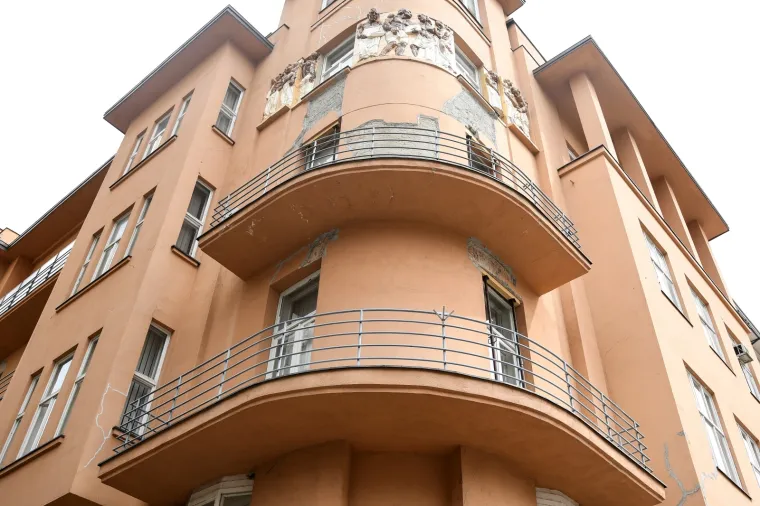 Na Trgu bana Jelačića na čovjeka pao metalni dio sa zgrade! Prevezen je u bolnicu