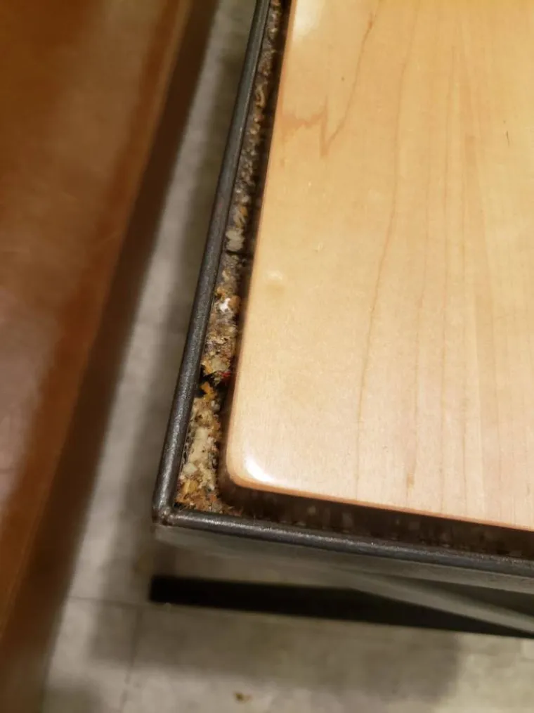 Stol u restoranu koji skuplja mrvice...