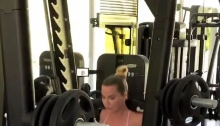 Pa je otišla u krajnost. Bez obzira na to što rekla, očito je da je imala estetske operacije, a potom je započela i s rigoroznim režimom prehrane i treninga samo kako bi se riješila epiteta 'debele sestre'. Uspjela je u potpunosti promijeniti svoj izgled, zaraditi hvalospjeve javnosti i medija, ali očito i ne i vlastitu percepciju sebe. Čemu inače sav taj trud da se ukloni fotografija na kojoj izgleda sasvim normalno. Foto: Instagram