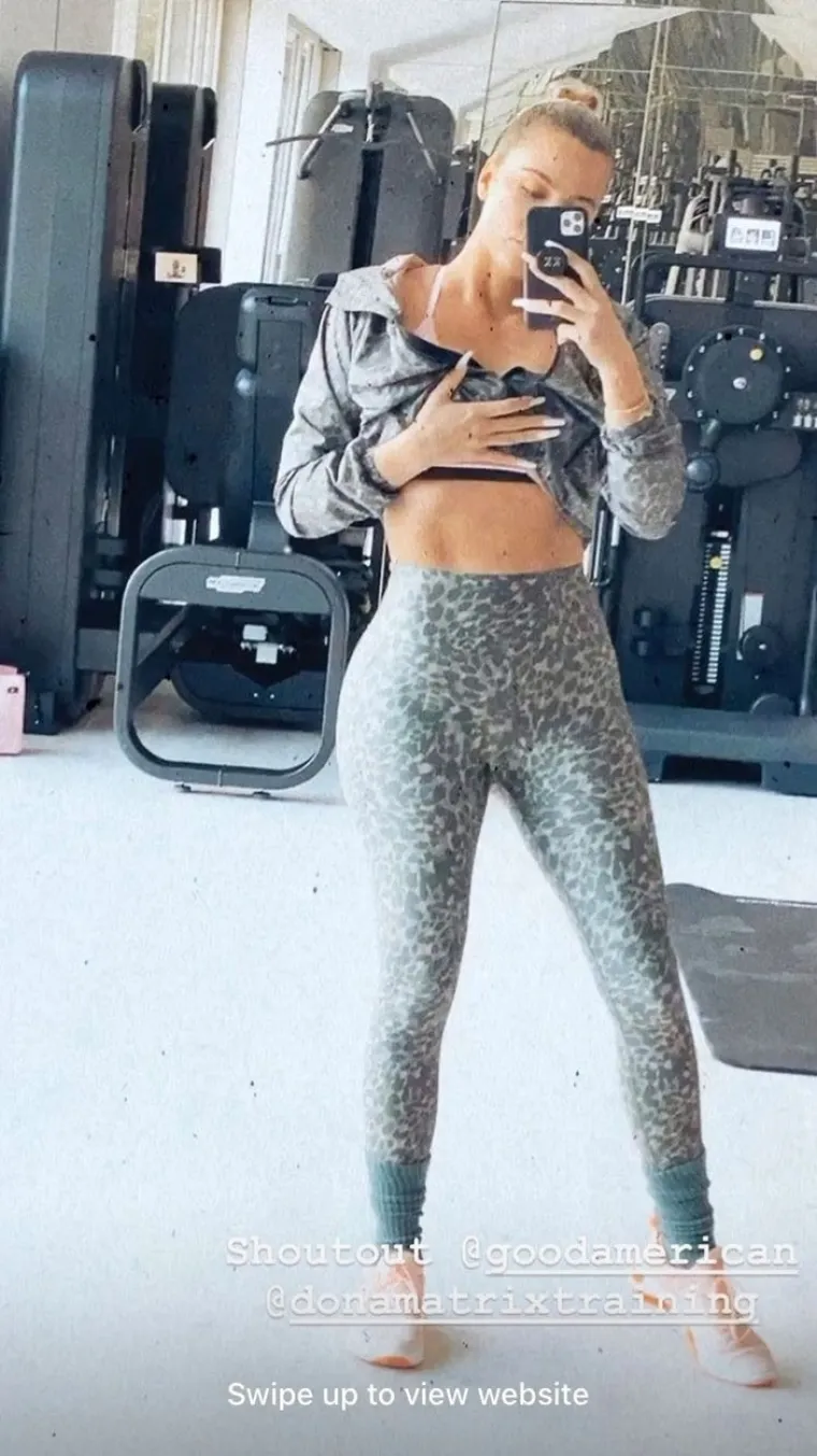 Razlog, koliko god mnogima bizaran, je jasan - Khloe na toj slici izgleda normalno. Normalno, a ne nerealno. Nerealno je standard koji su si ove slavne sestre postavile. Ne samo sebi već i milijunima svojih followera. Već godinama se mlade žene (ali i muškarci) podvrgavaju zahvatima i ekstremnim makeup rutinama kako bi ličili na Kardashiane. Fora je u tome što ni sami Kardashiani ne izgledaju tako. Foto: Instagram