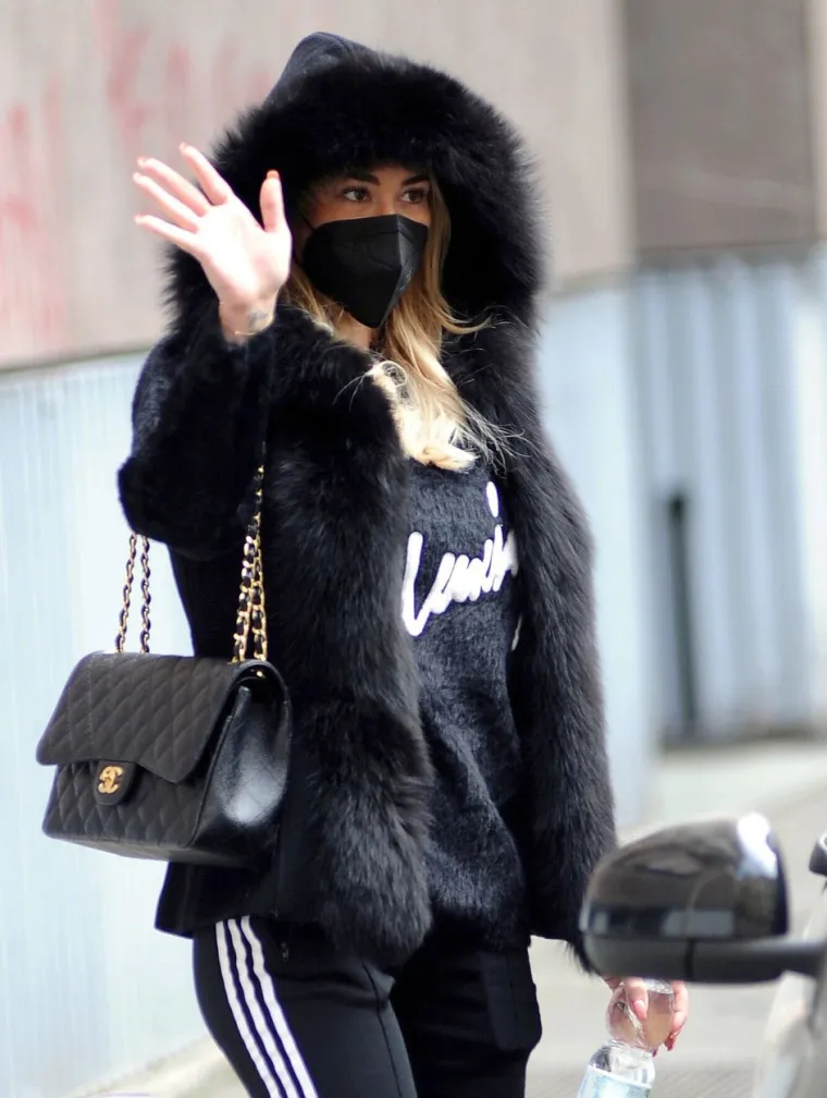 Dilettu nije zasmetalo &scaron;to je 'paparazzi' snimaju, pa je u jednom trenutku i mahnula prema njima. Foto: Profimedia