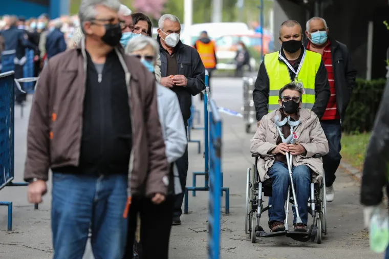 Na Velesajmu u Zagrebu ogromne gužve za cijepljenje protiv Covida-19