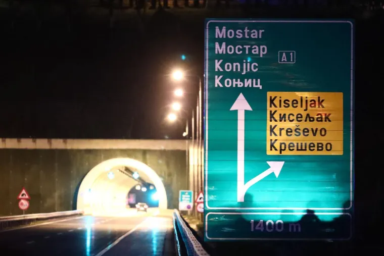 Stravična nesreća: U slijetanju BMW-a s autoceste poginula tri muškarca