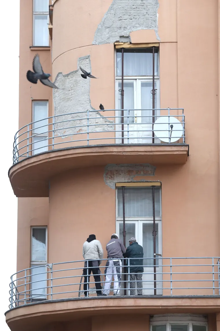 Uvijek se kasno reagira: Radnici osiguravaju balkon koji je ozlijedio prolaznika
