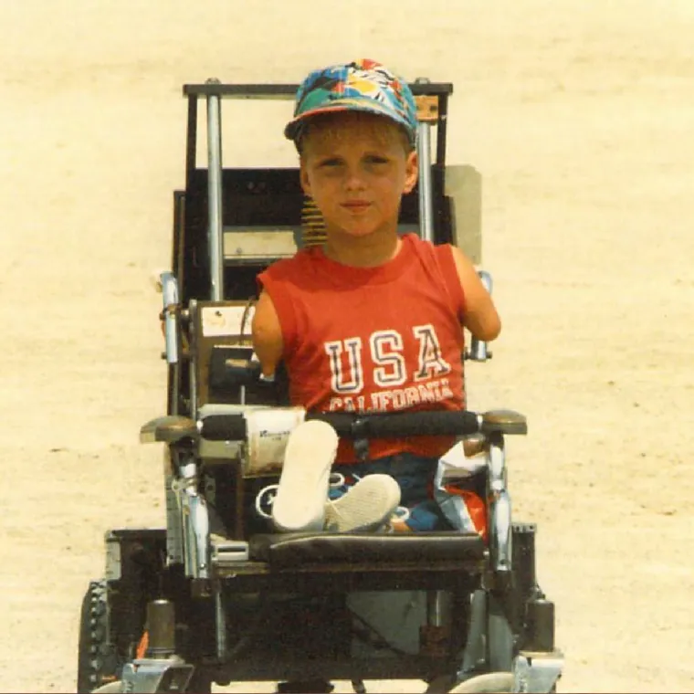 SVI SUPERHEROJI MOGU SE SAKRITI PRED NJIM: Rođen bez ruku te s nerazvijenim kukovima i nogama, a naučio je - voziti