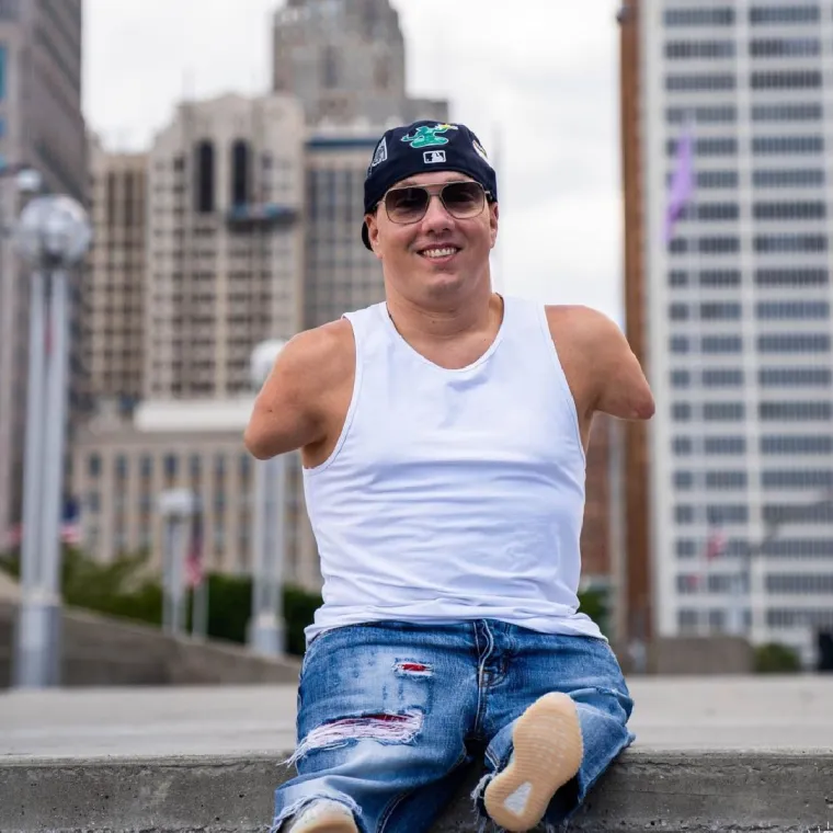 SVI SUPERHEROJI MOGU SE SAKRITI PRED NJIM: Rođen bez ruku te s nerazvijenim kukovima i nogama, a naučio je - voziti