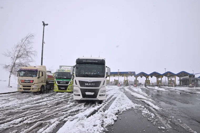 Orkanska bura nosi sve pred sobom, na A1 problemi i zbog snijega: Prevrnula se prikolica kamiona