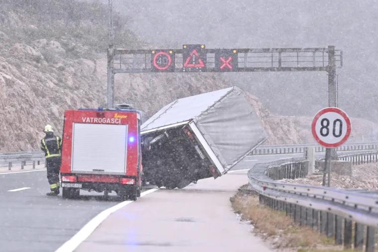 Orkanska bura nosi sve pred sobom, na A1 problemi i zbog snijega: Prevrnula se prikolica kamiona