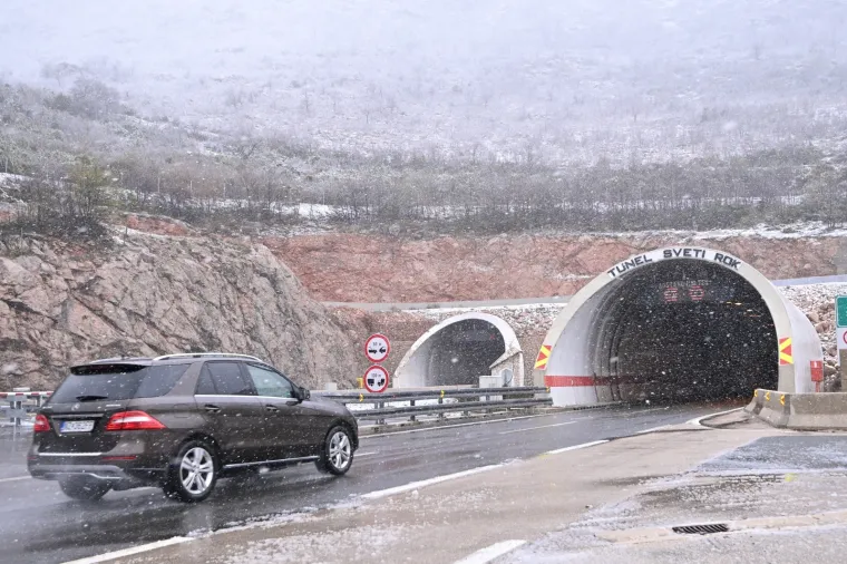 Orkanska bura nosi sve pred sobom, na A1 problemi i zbog snijega: Prevrnula se prikolica kamiona