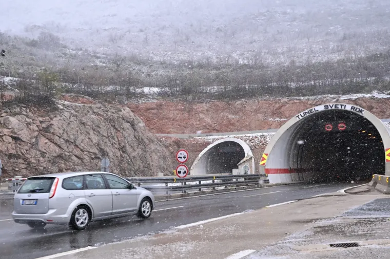 Orkanska bura nosi sve pred sobom, na A1 problemi i zbog snijega: Prevrnula se prikolica kamiona