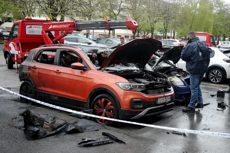 Požar na zagrebačkom Jarunu: Pod okriljem noći izgorjela tri automobila i BMW motocikl