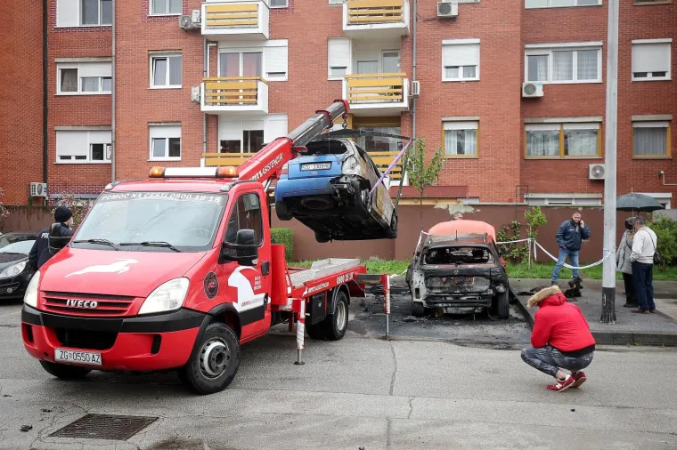 Požar na zagrebačkom Jarunu: Pod okriljem noći izgorjela tri automobila i BMW motocikl