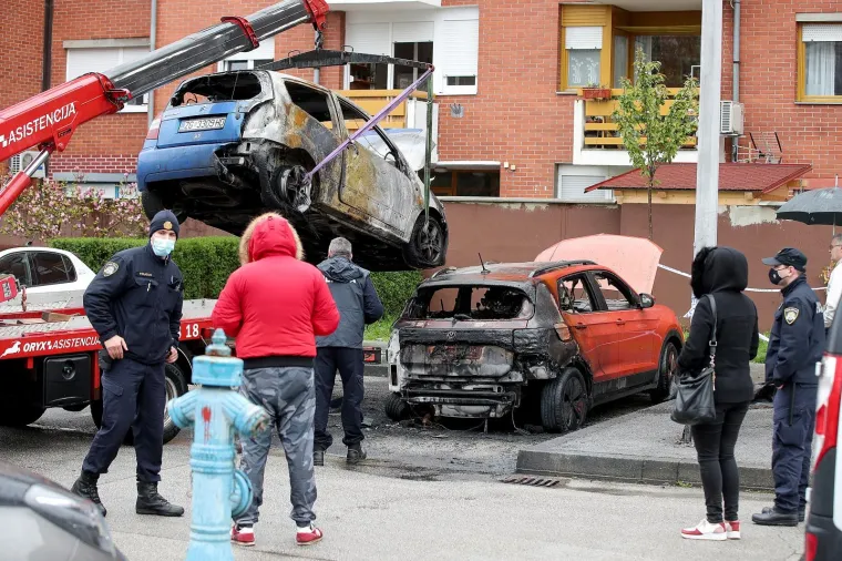 Požar na zagrebačkom Jarunu: Pod okriljem noći izgorjela tri automobila i BMW motocikl
