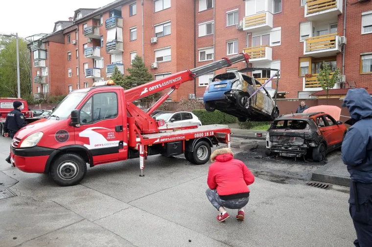 Požar na zagrebačkom Jarunu: Pod okriljem noći izgorjela tri automobila i BMW motocikl